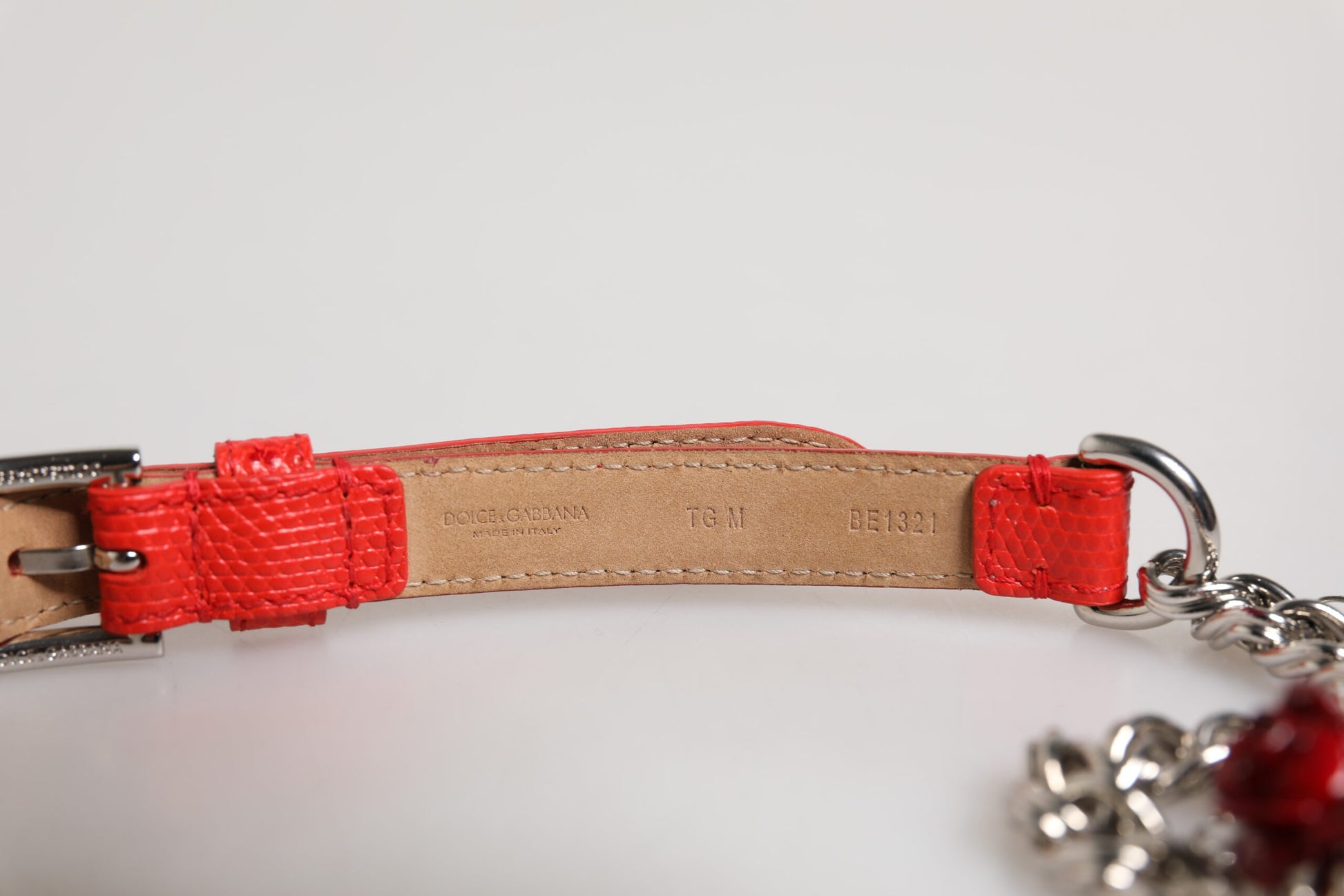 Roter Cintura-Gürtel aus Leder mit silberner Kette und Blumenmuster