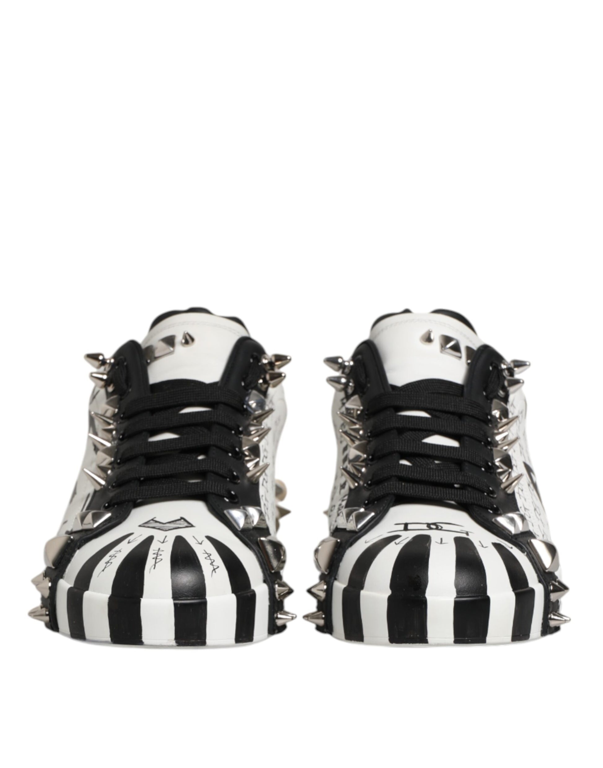 Schwarz-weiße Low-Top-Sneakers mit Nieten