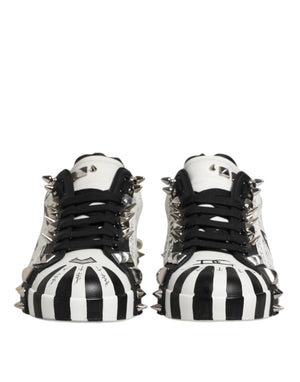 Schwarz-weiße Low-Top-Sneakers mit Nieten